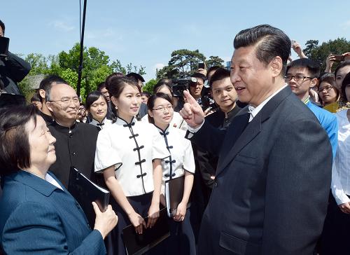 习近平在北京大学观看北大师生纪念五四运动95周年青春诗会时同朗诵者亲切交谈。