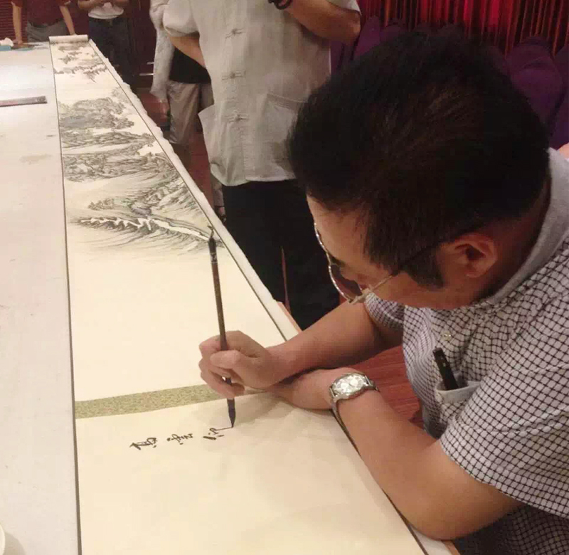 冯雪林为马伟老师10余米长画卷写画头、画尾