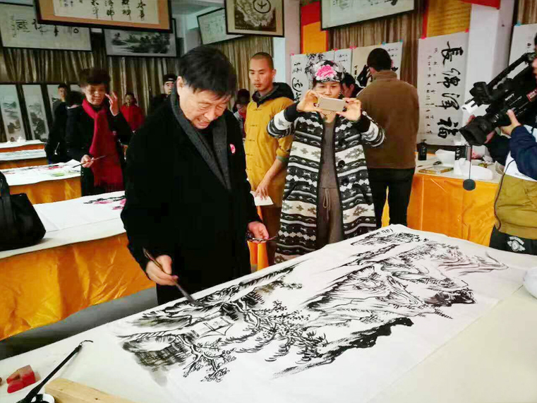 画院院长何斌创作水墨画