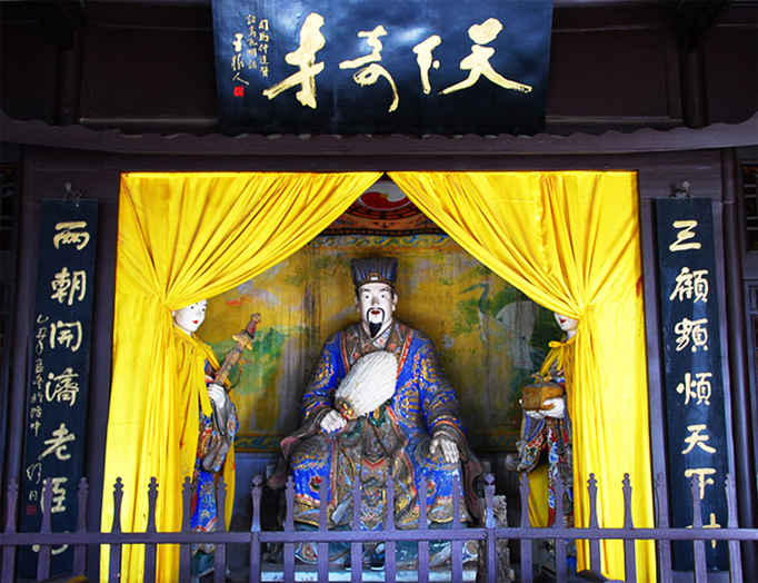 襄阳古隆中诸卧龙故居的诸葛亮塑像及天下奇才匾额